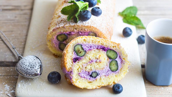 biskuitrolle mit blaubeeren nach einem bosch rezept