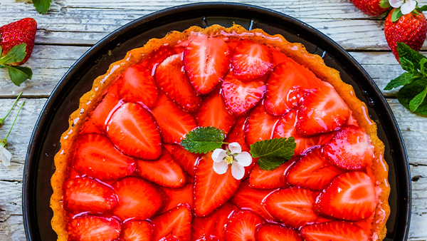 erdbeerkuchen mit blümchen verziert