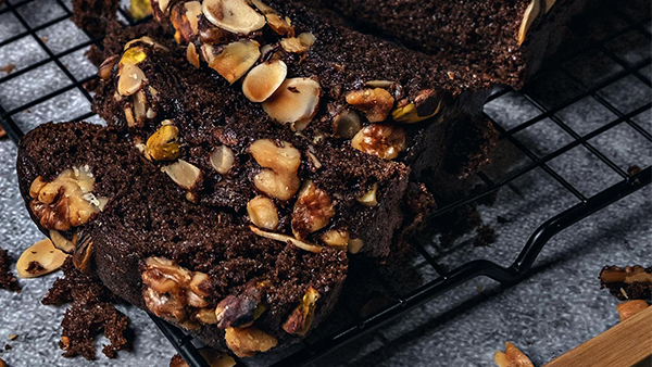 angeschnittener nusskuchen aus dunkler schokolade